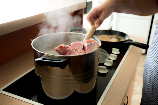 锅里的豌豆火腿汤图片下载