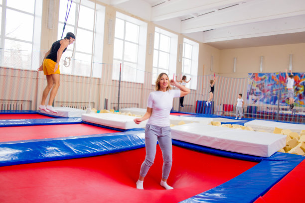 家庭在蹦床中心图片下载