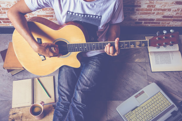 弹吉他图片下载