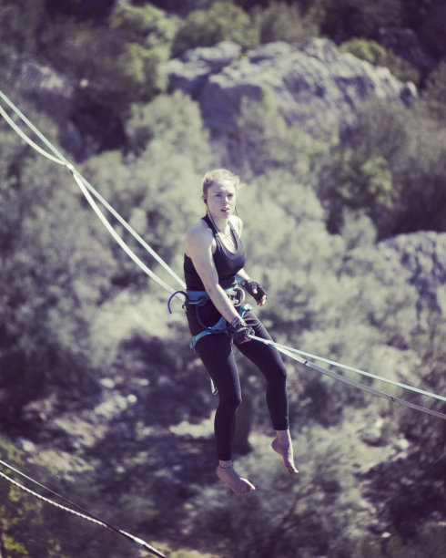 攀岩在土耳其。登山者沿着路线攀登。从上面的照片。图片下载