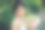 一个美丽的性感的年轻的黑发新娘在长长的白色婚纱和面纱站在森林里捧花在自然的背景，水平的图片图片下载