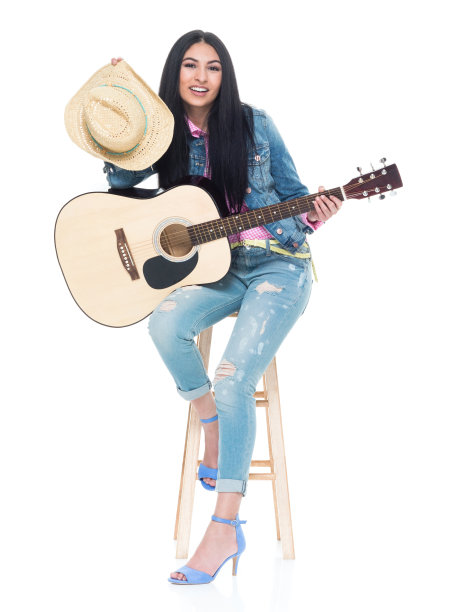 美丽的女人坐在凳子上演奏乡村音乐图片下载