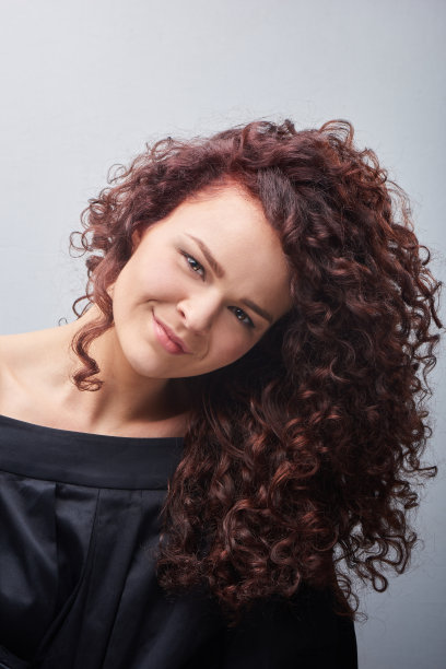 年轻女子肖像与趋势卷发，专业染发图片下载