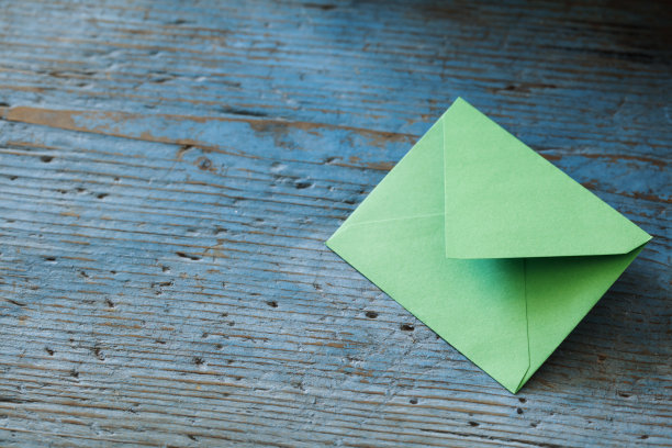 木质背景的信封图片下载