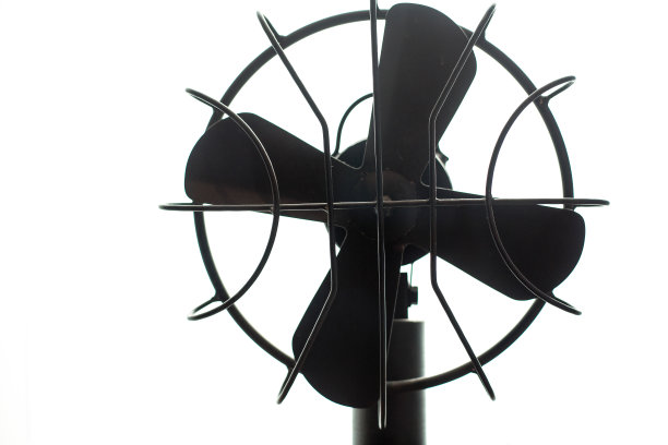 桌面风扇孤立在白色背景。老式电风扇。金属表迷。球迷图片下载