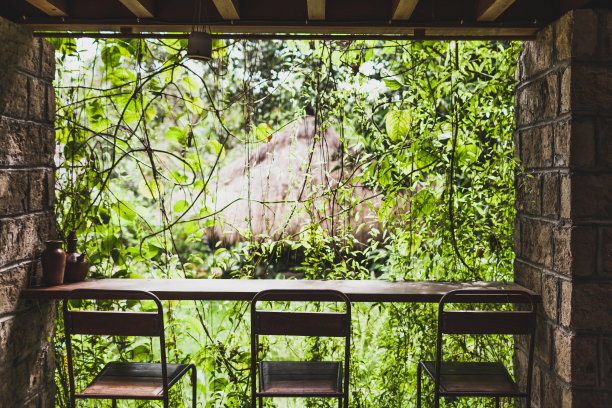 酒吧柜台和三把椅子与花园景观在巴厘岛图片下载
