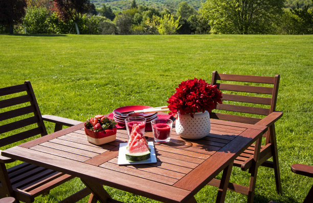 春天的花园家具图片下载