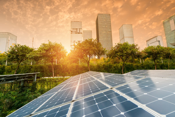 现代城市中的太阳能发电厂，可持续的可再生能源图片下载
