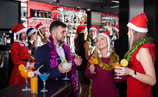 一个带着两个女孩去酒吧参加新年派对的人图片下载