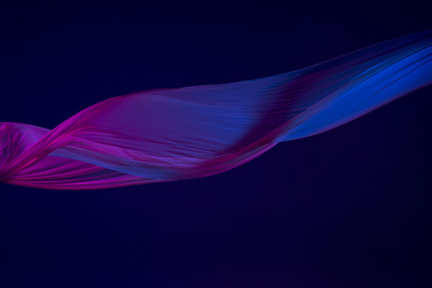 光滑优雅的透明蓝布在蓝色背景上分离图片下载