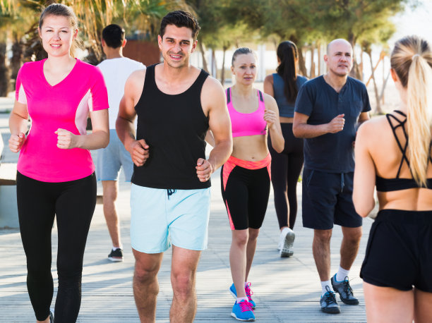 沿着堤岸奔跑的人们图片下载