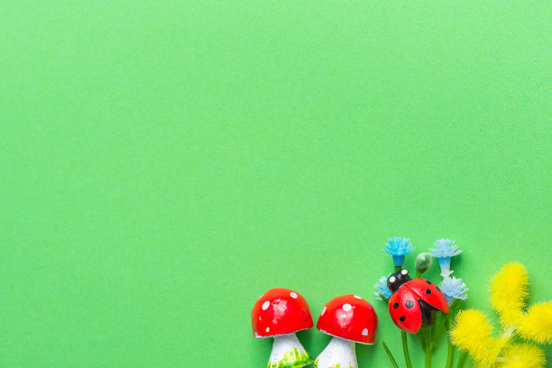 鹅膏蘑菇小蓝色勿忘我不是黄色含含糊糊花瓢虫在绿色的背景模仿草绿叶。小型儿童玩具组成。夏季复活节慈善园艺图片下载