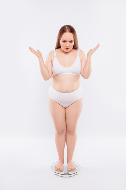 难以置信!这是一张全尺寸的照片，照片上的人对糟糕的结果感到沮丧沮丧，胖女人用浴室秤测量自己的体重，孤立在白色背景中图片下载