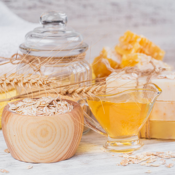 蜂房，海盐，燕麦和蜂蜜手工肥皂图片下载