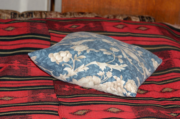 枕头躺在沙发上。图片下载