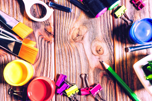 回到学校。学校和办公用品。教育与学校边界概念。艺术模板与自由和复制空间。剪刀，画笔，丙烯酸颜料，回形针木制背景。图片下载