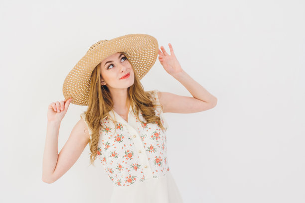 金发女孩在工作室摆姿势图片下载