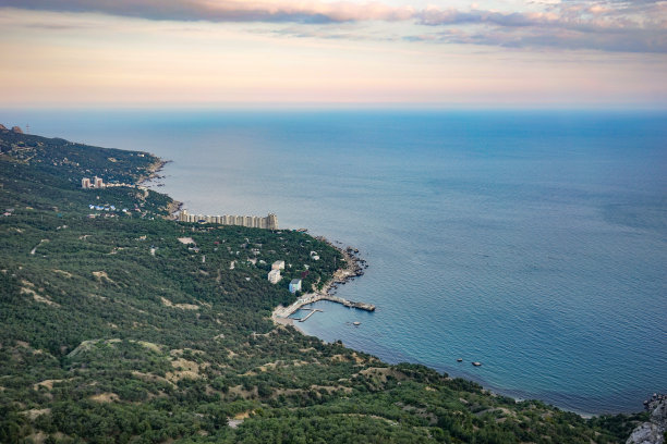 拉斯比的村庄和自然的帕哈尔与高度。图片下载