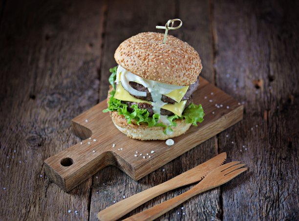 自制的双层芝士汉堡图片下载