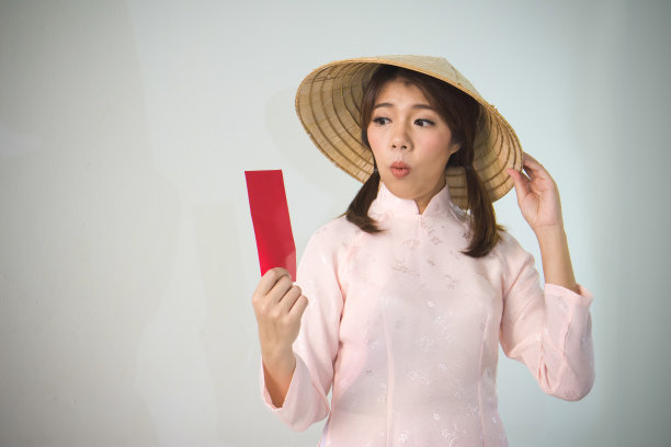 越南女人拿红包，越南女人穿越南人，越南新年图片下载