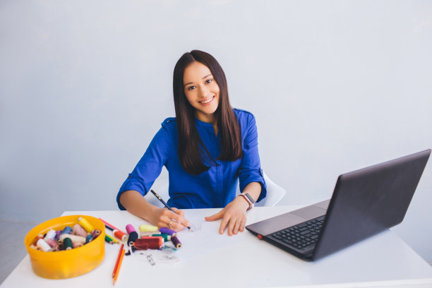 女性服装设计师在家工作素材图片