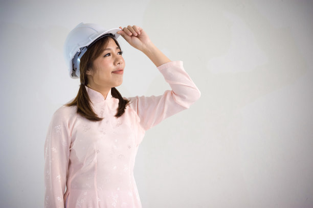 年轻的越南妇女戴着安全帽图片下载