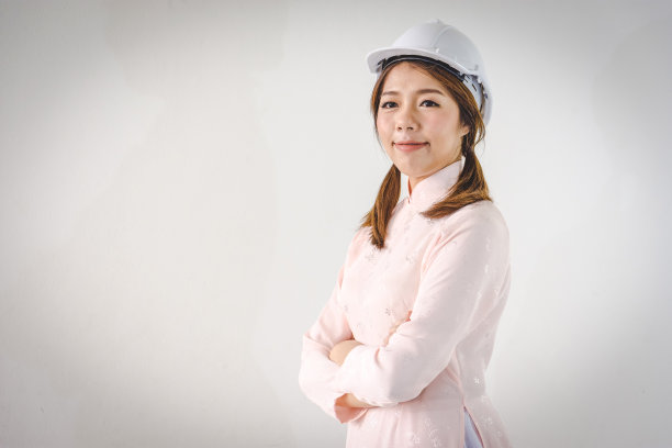 年轻的越南妇女戴着安全帽图片下载