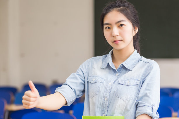 教室里的女学生竖起大拇指图片下载