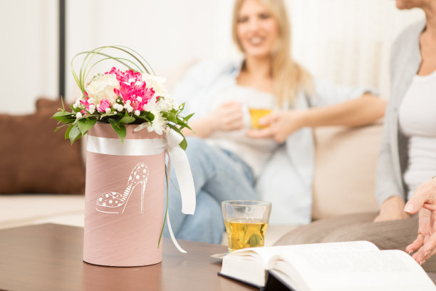 桌上放着花图片下载