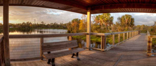 一个僻静、宁静的木板路上的木凳图片下载