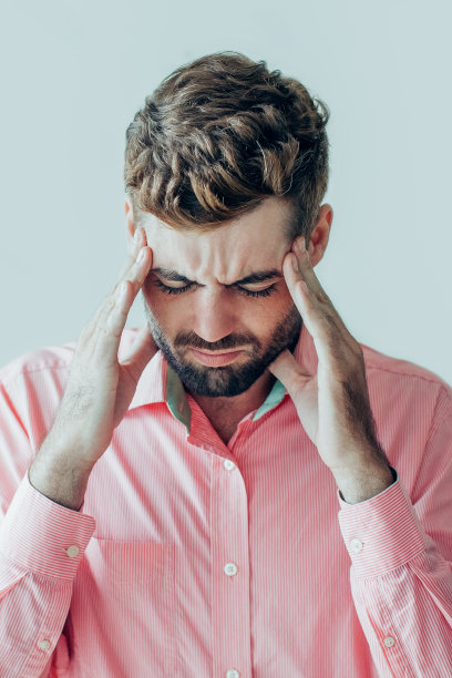 紧张的年轻英俊男子触摸太阳穴图片下载