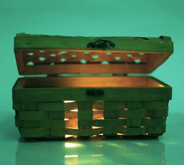 美丽的柳条棺材。孤立在一个明亮的背景图片下载