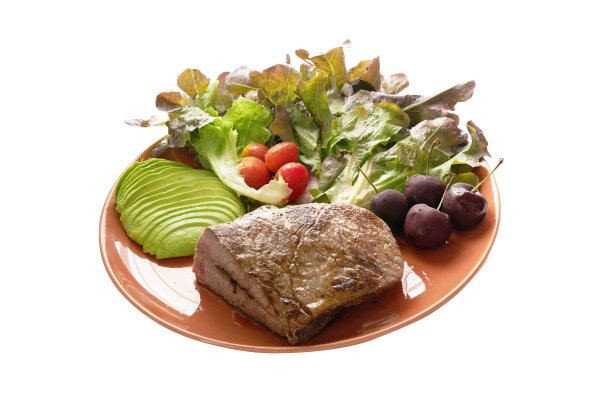 全熟的牛排盘，沙拉，鳄梨，樱桃和番茄在孤立的白色背景图片下载