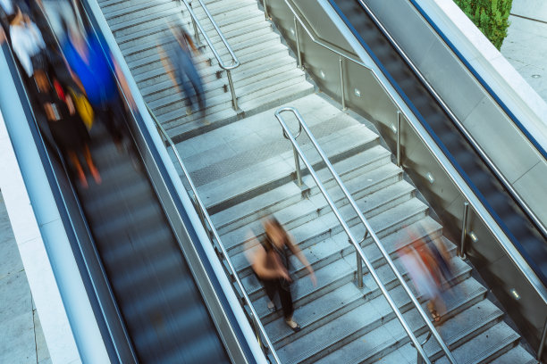 在巴黎商业中心附近的换乘站，人们在楼梯上和自动扶梯上行走图片下载