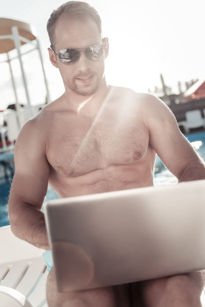 自信的企业家在户外工作时晒日光浴图片下载