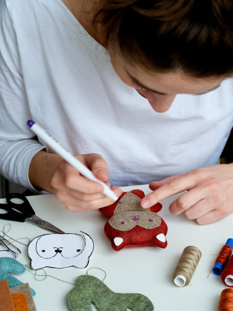 一步一步手工制造移动婴儿床的过程。用记号笔在脸上画出眼睛。图片下载