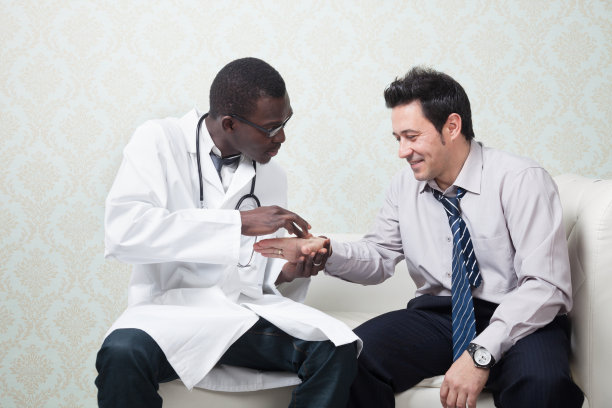 医生给病人检查手图片下载