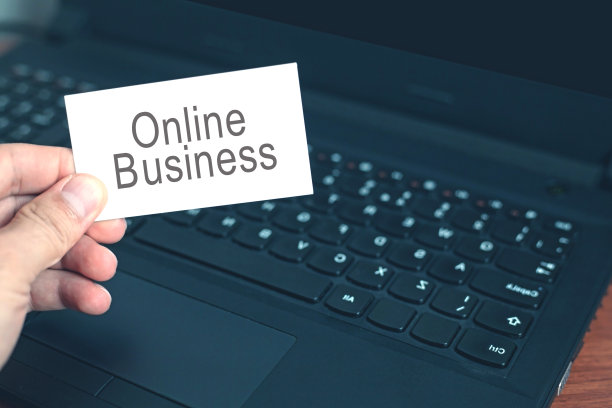 在名片上显示在线商务文字。图片下载