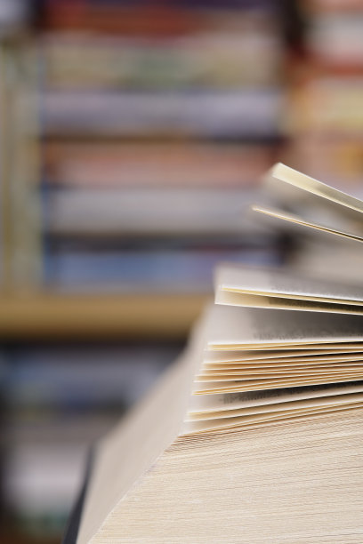 在图书馆打开书，关上图片下载