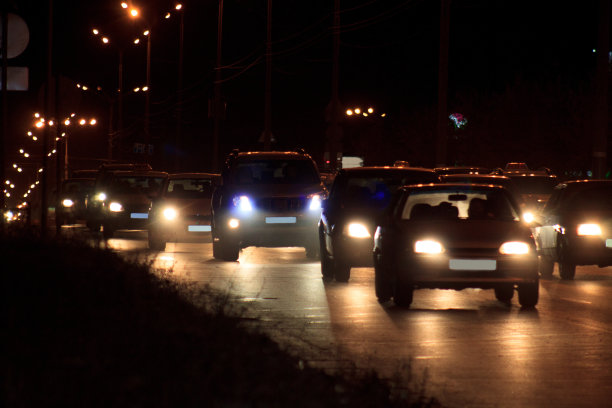 汽车在夜间高速公路上行驶。现代交通工具。图片下载