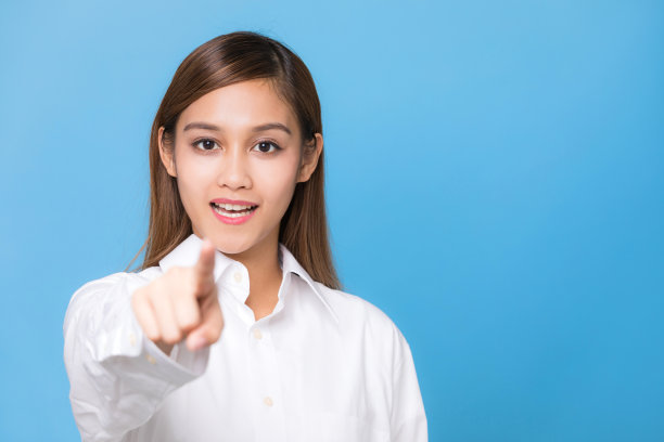 小女孩指着前面。图片下载