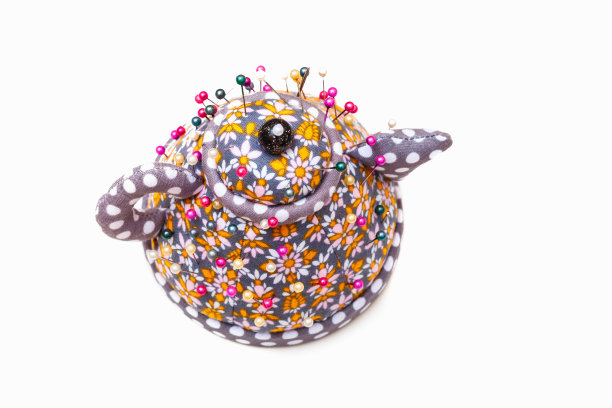 一个茶壶形的针垫与针的工作室拍摄图片下载