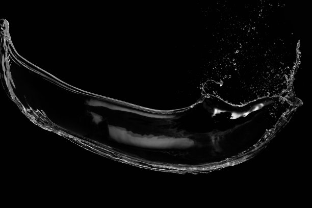 水飞溅在黑色背景上图片下载