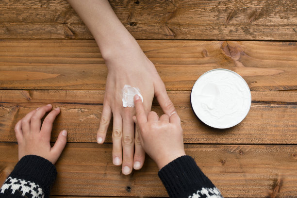 孩子要用护手霜给母亲擦手图片下载