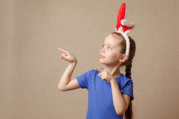 漂亮的小女孩穿着复活节兔子耳朵在一个古老的背景图片下载