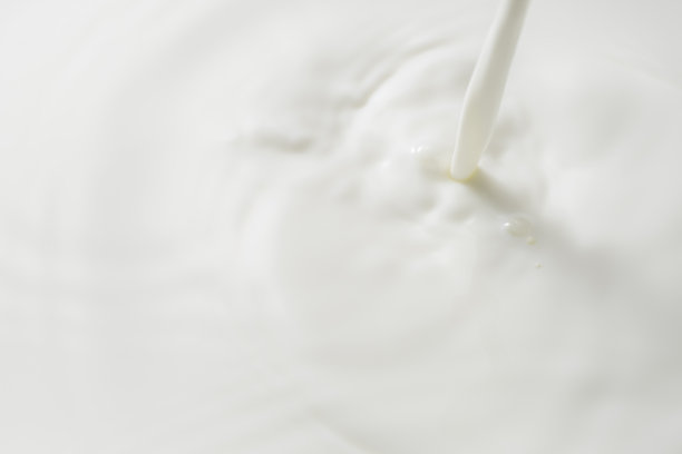 倒牛奶，做一个波浪，特写图片下载