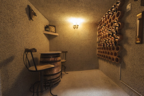 有钱人家的酒窖图片下载