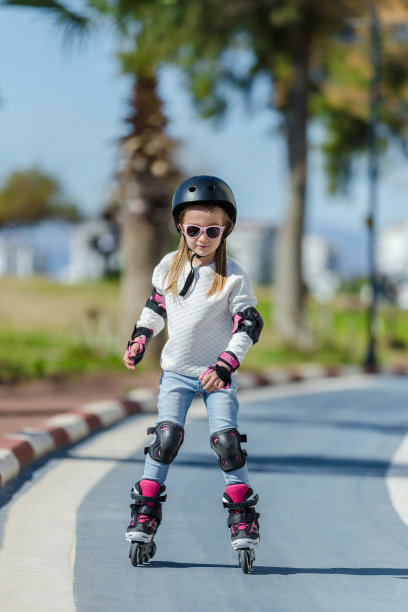 小女孩在滑旱冰图片下载
