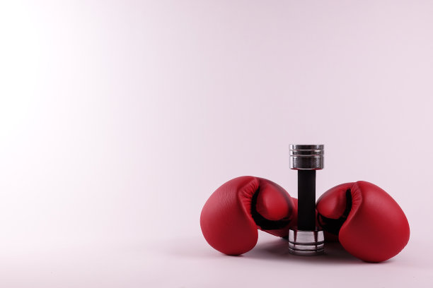 两副拳击手套和一个哑铃素材图片