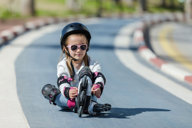 小女孩在公园里滑旱冰鞋图片下载